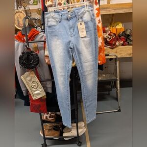 Signature Light Wash Women's Skinny Jeans Raw 7